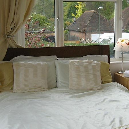 Savannah Bed And Breakfast Virginia Water Exterior photo