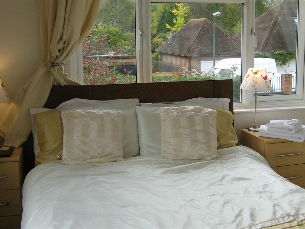 Savannah Bed And Breakfast Virginia Water Exterior photo