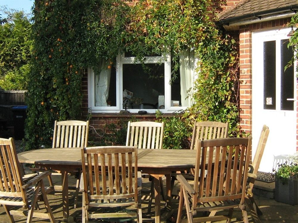 Savannah Bed And Breakfast Virginia Water Exterior photo