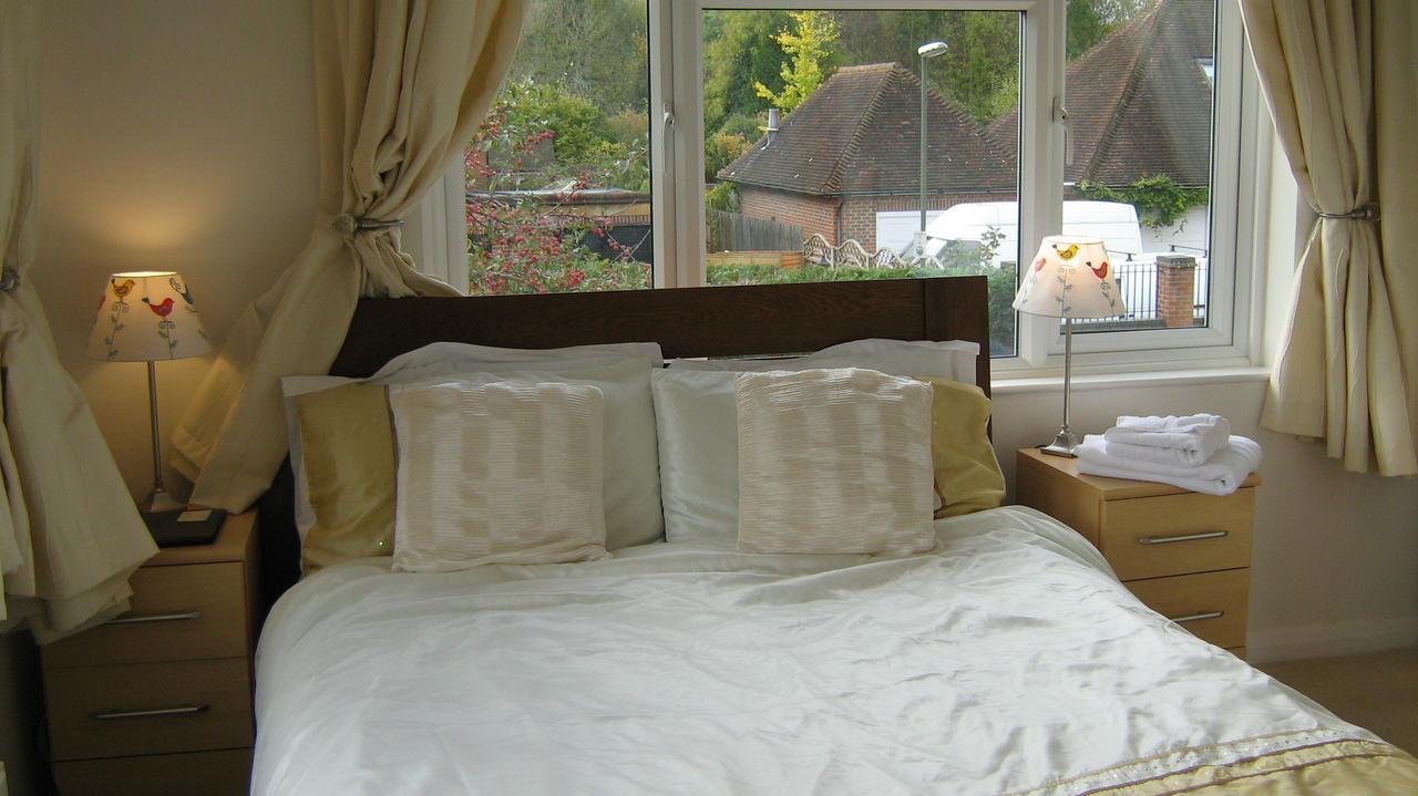 Savannah Bed And Breakfast Virginia Water Exterior photo